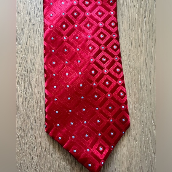 Red patterned tie - Picture 3 of 3